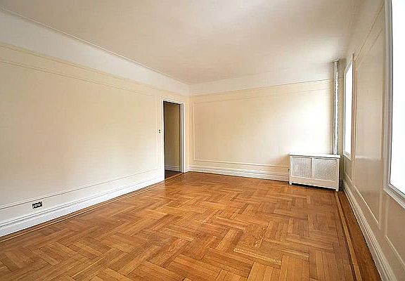 4th image of 655 Pelham Pkwy N APT 3M