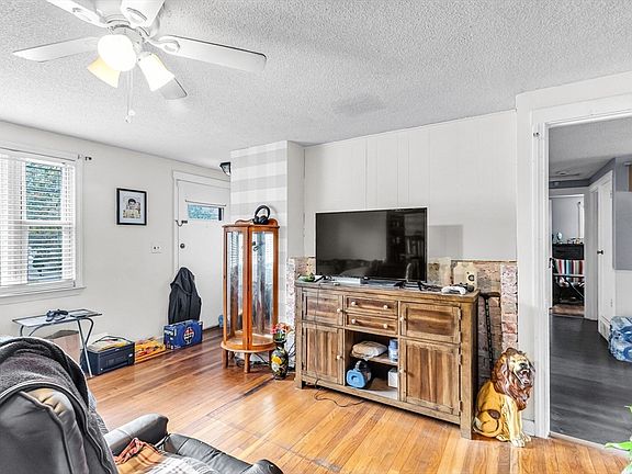 4th image of 101 Regal St