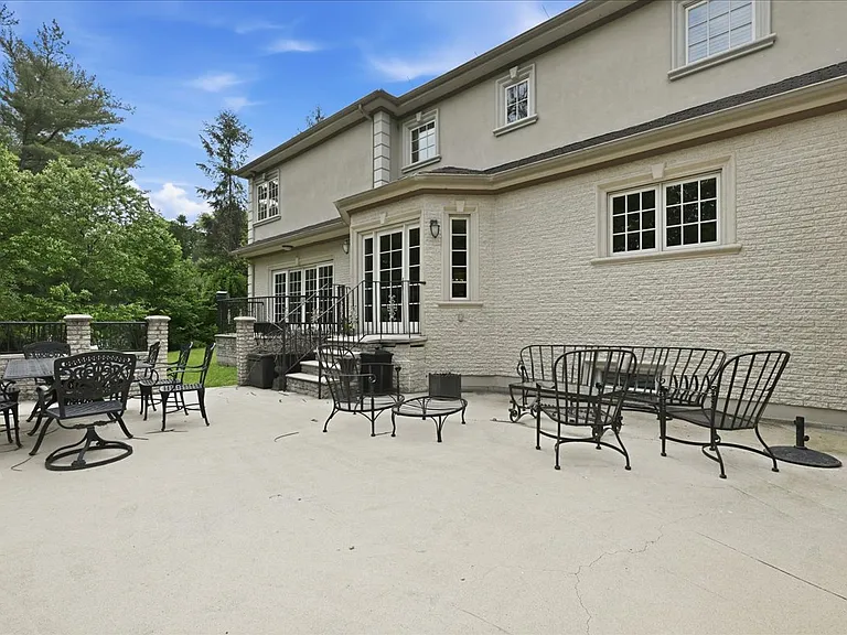 31 Cornwall Ln — Photo 39