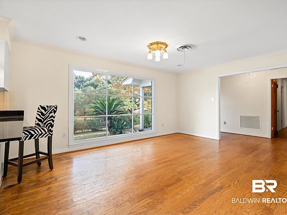 4th image of 3807 Hillcrest Ln