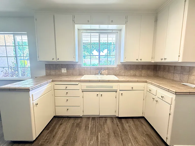 223 E Robinson Ave — Photo 2