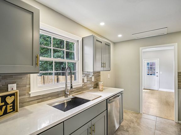 4th image of 588 Castlegate Dr