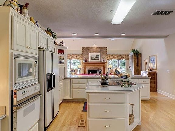 5th image of 44 Bear Creek Dr