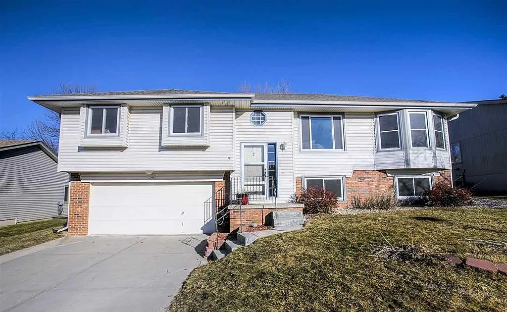 4 bed, 2292 sqft, $2,400 — Photo 1
