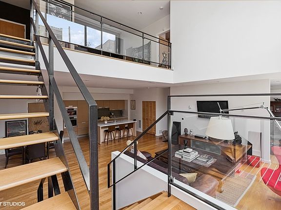 3rd image of 1919 W Crystal St APT 104