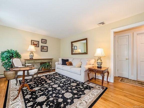 5th image of 8 Pennington Dr