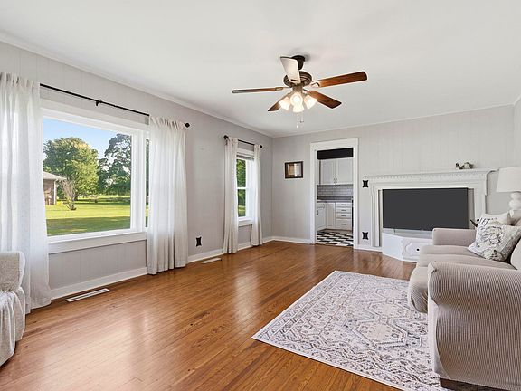 3rd image of 404 N Crestview Avenue