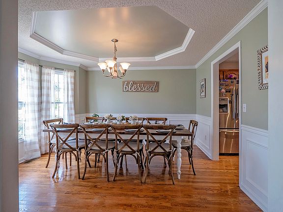 3rd image of 3917 Lake Valley Ct