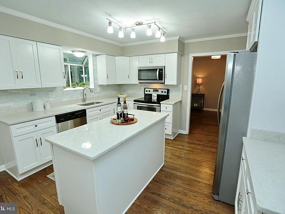 5th image of 327 Hillsmere Dr