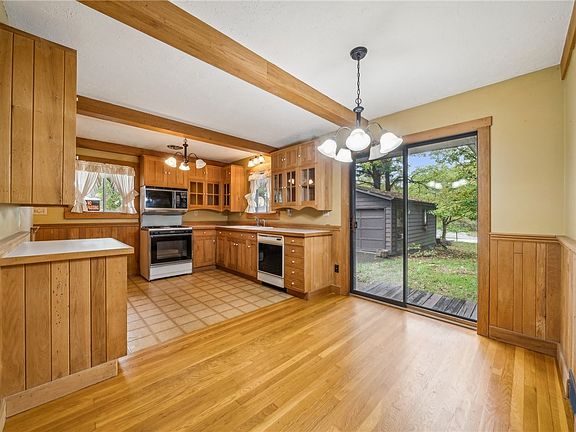 5th image of 101 Brown St