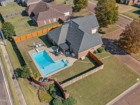 3rd image of 6169 Berkshire Cir