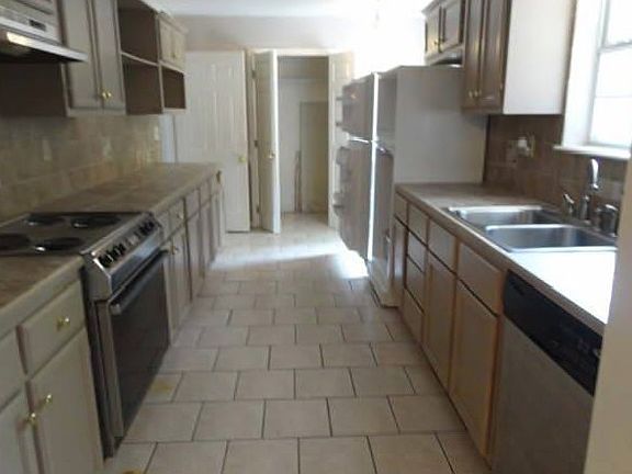 5th image of 413 Saint Augustine Ave