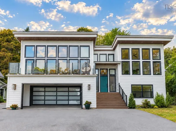 8 1st Ave, Bedford, NS B4A 1Z4