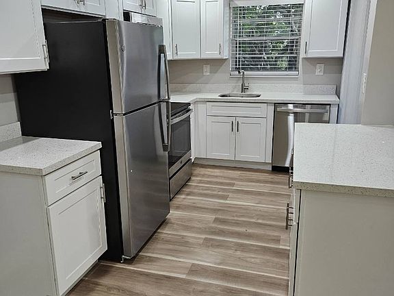 2nd image of 320 SE 11th Ave #2B-2Ba-1096Sqft