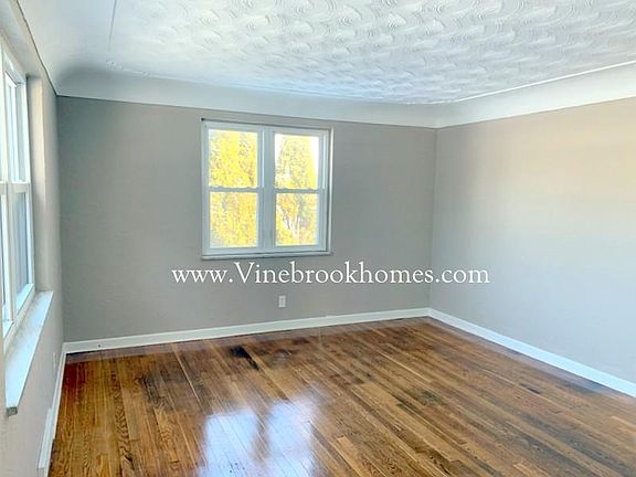 3rd image of 1884 Russet Ave