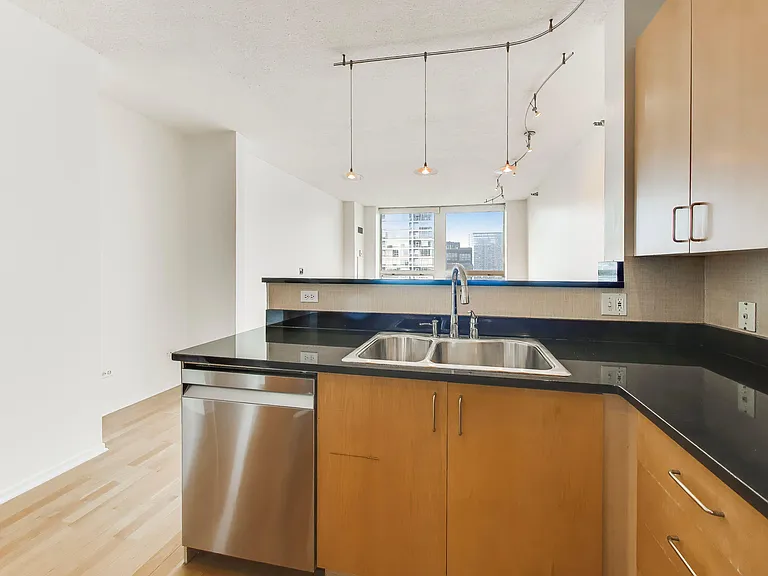 600 N Kingsbury St #809 — Photo 6