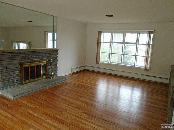 3rd image of 483 Grandview Ter