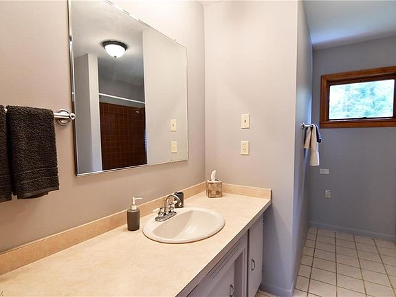 5th image of 46 Winthrop Dr
