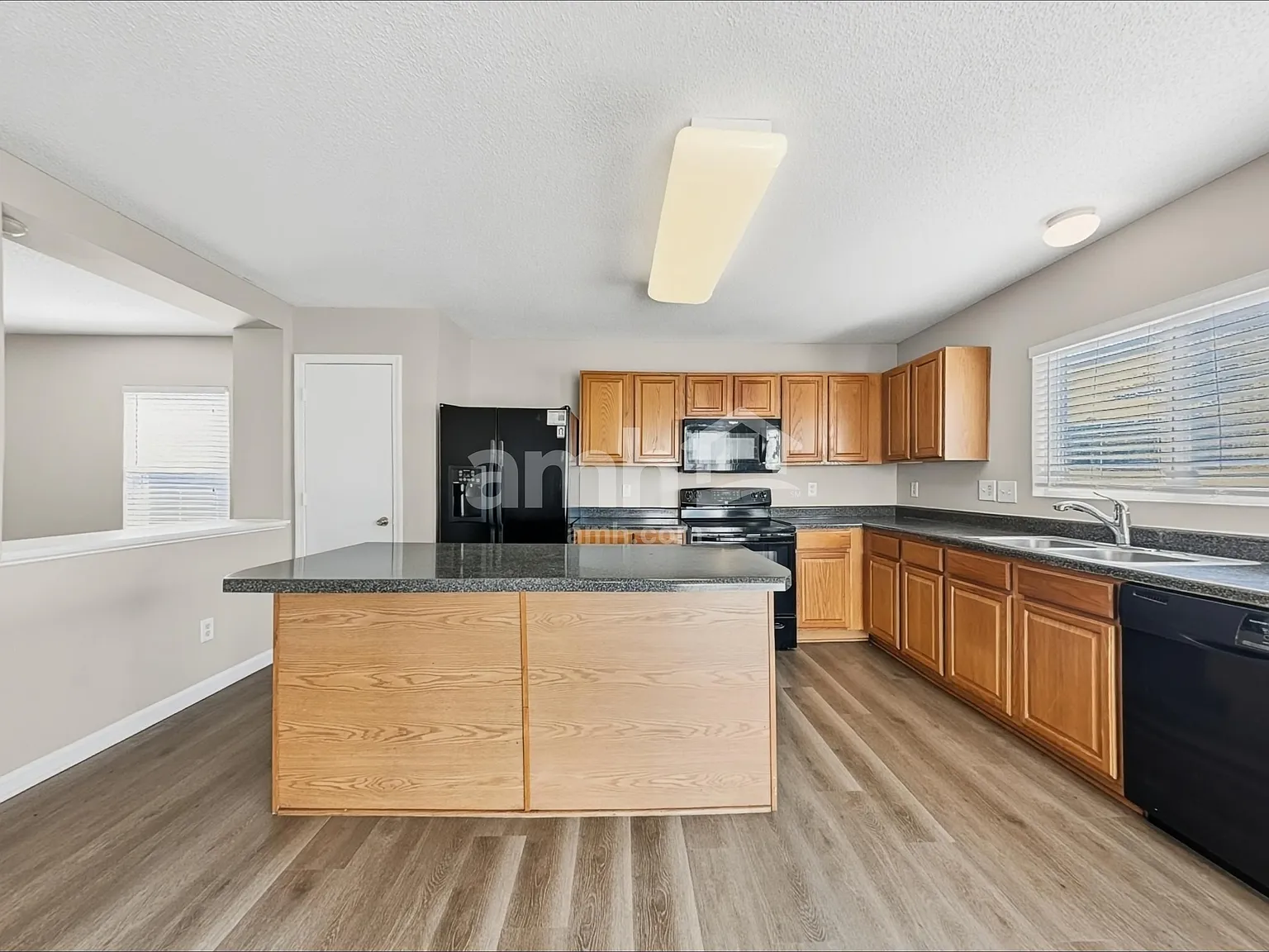 3 bed, 2.5 bath, 1673 sqft, $2,040 — Photo 3