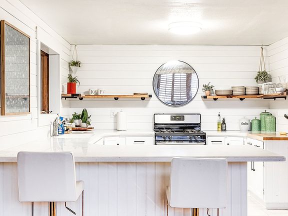 4th image of 435 E 1000 N