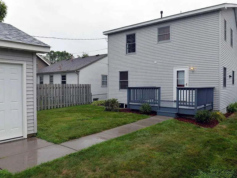 3937 Unity Ave N — Photo 2