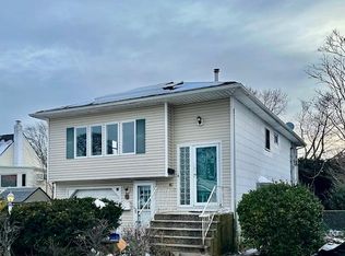 305 Deauville Pkwy, Lindenhurst, NY 11757