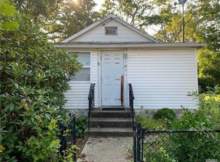 20 Vernon Ave, Mastic, NY 11950