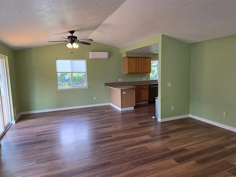 118 SW Regulator St — Photo 9
