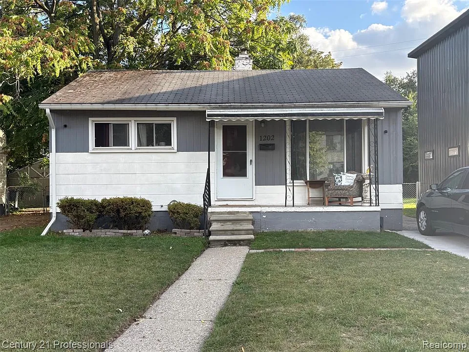 1202 E George Ave
