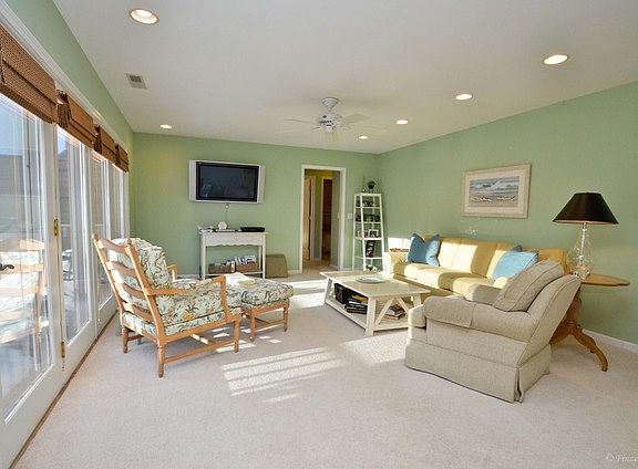 3rd image of 871 Victoria Dr