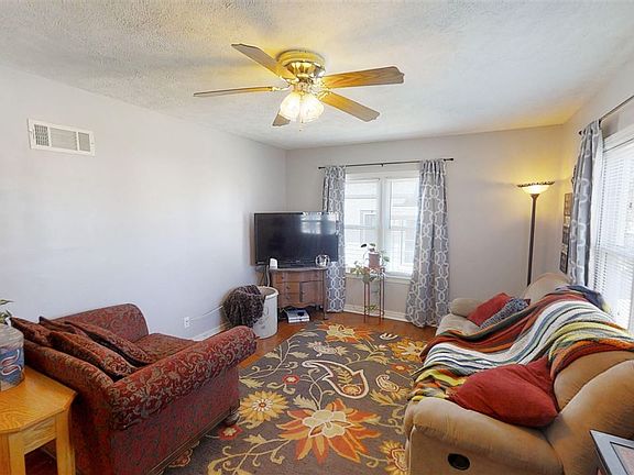 4th image of 410 E 18th St