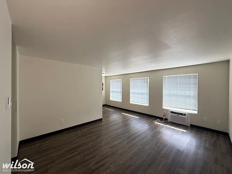 1303 Garfield Ave — Photo 2
