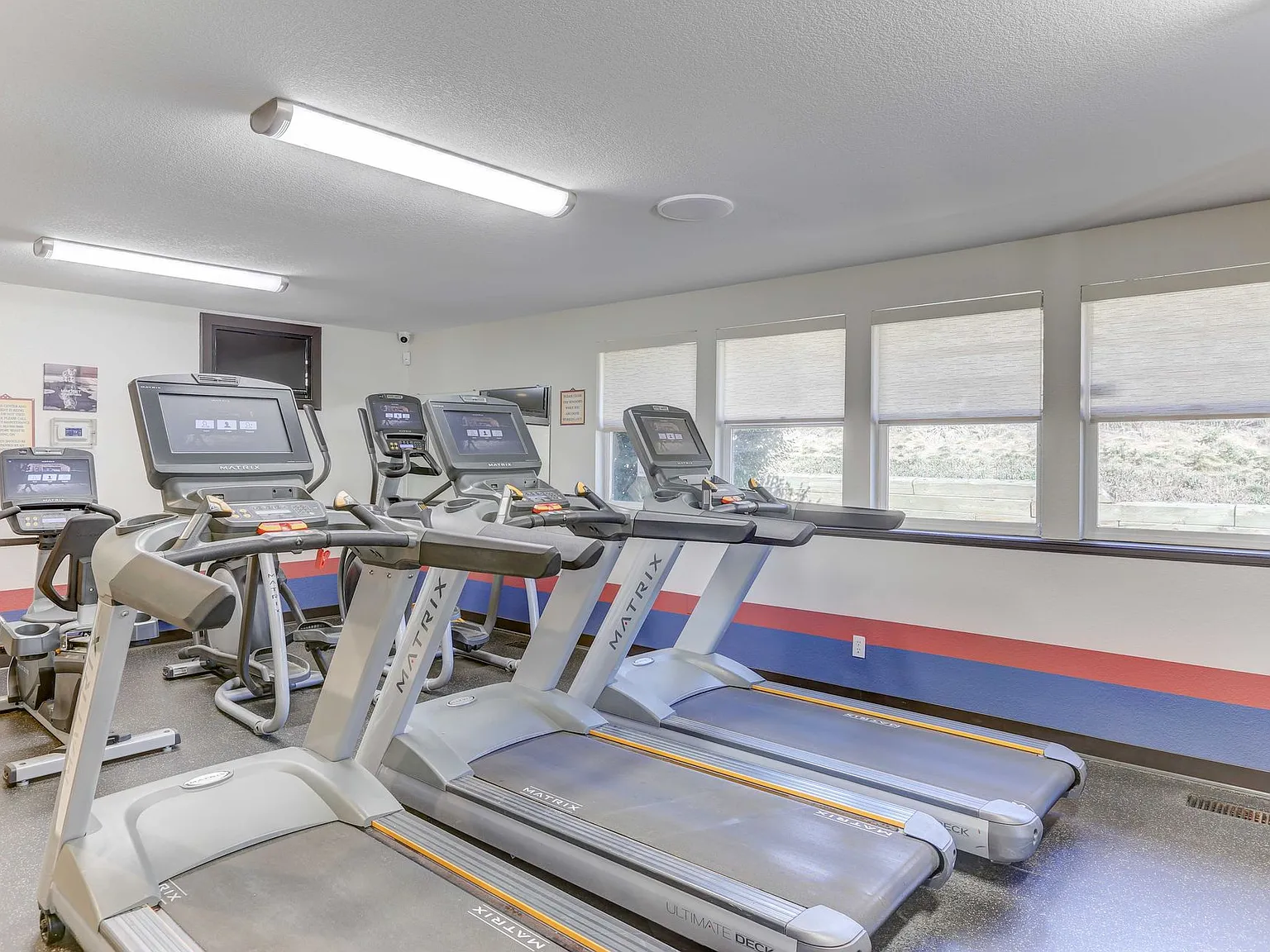 Americana Lakewood Apartments — Photo 4