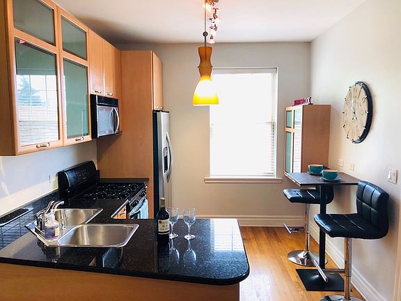 5th image of 3037 W Belle Plaine Ave APT 3