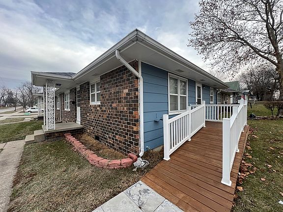 4th image of 402-404 N Davis St