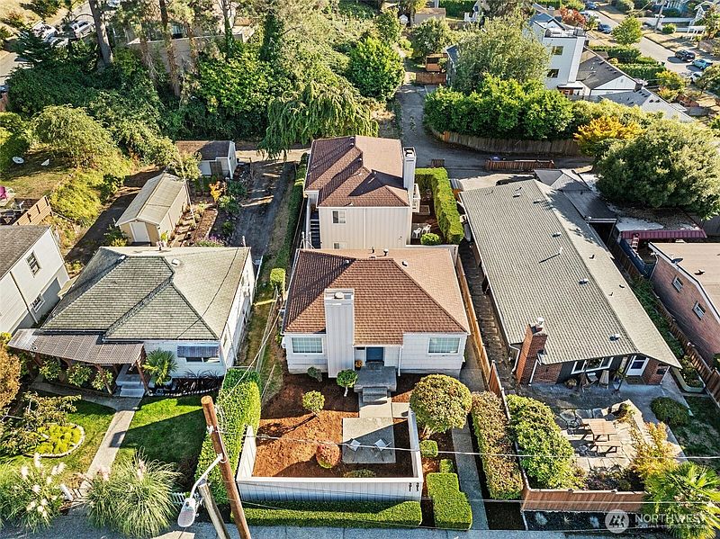 4th image of 5911 SW Admiral Way