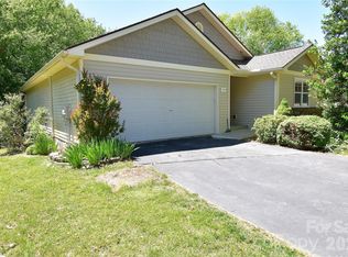 176 Clear Creekside Dr, Hendersonville, NC 28792