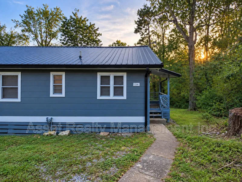3 bed, 1.0 bath, 950 sqft, $1,245 — Photo 4