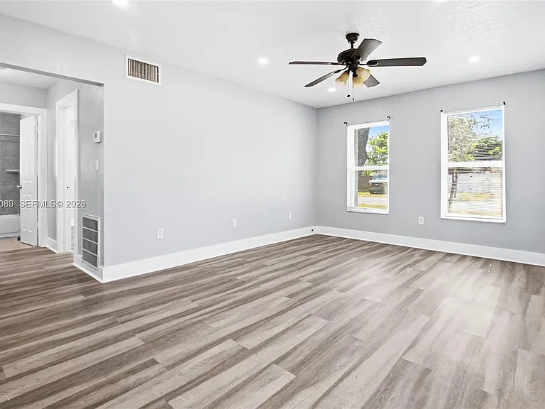 610 SW 2nd Ave #1 — Photo 4
