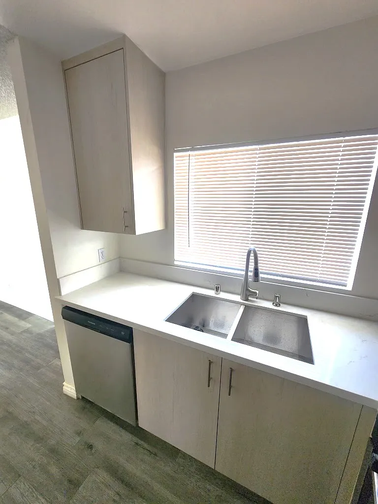 Building Photo - 1117 Elm Ave #204
