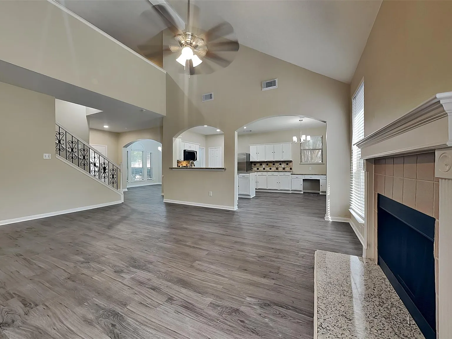 4 bed, 2.5 bath, 2718 sqft, $2,600 — Photo 2