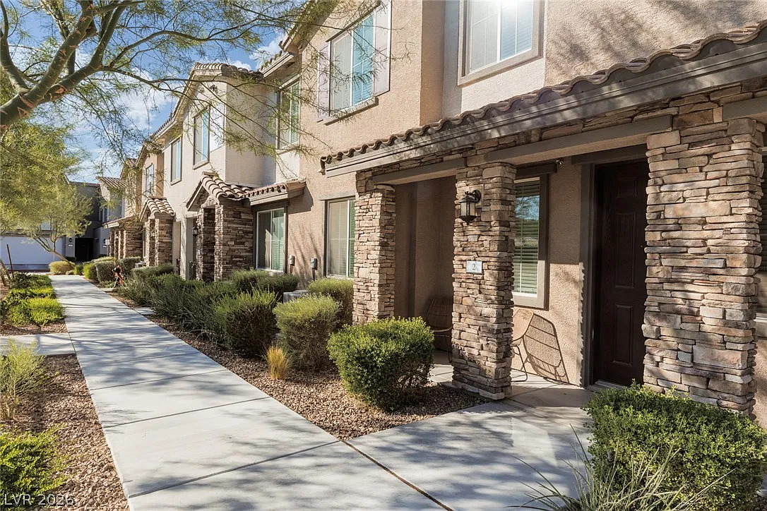 3 bed, 3.0 bath, 1521 sqft, $2,200 — Photo 2
