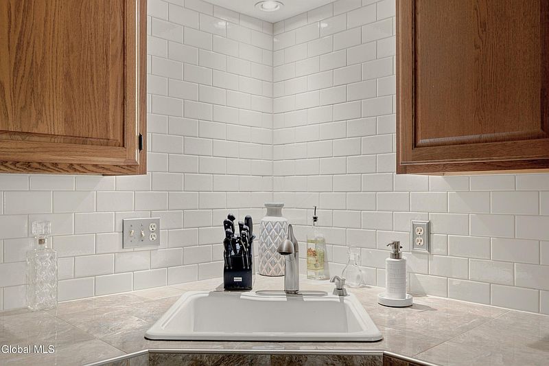 5th image of 49 Brenden Court