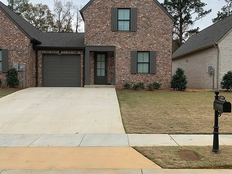 1093 Stonebrook Ln — Photo 1