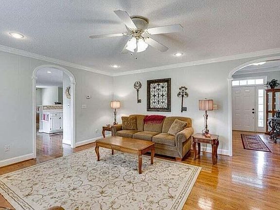 5th image of 131 Marylyn Ct NE