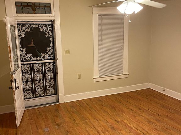 3rd image of 924 Blythe St