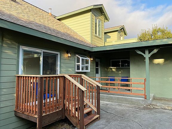 3rd image of 581 Loma Vista Ter