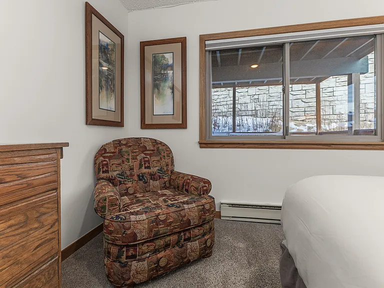 Bedroom 2 | Queen Bed