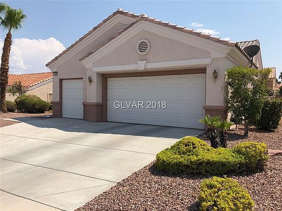 GREAT  GARAGE SPACE-- GARAGE DOOR FOR THE GOLF CART FOR EASY ACCESS