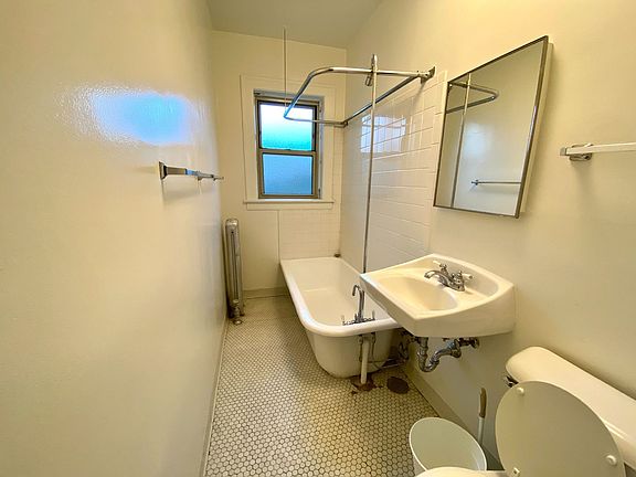 3rd image of 1946 W Winnemac Ave APT 1